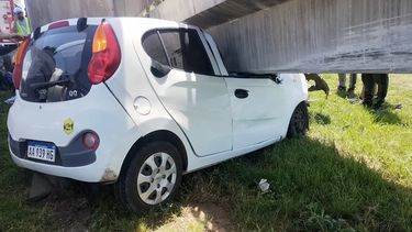 perdio el control del auto y se incrusto contra un puente de panamericana