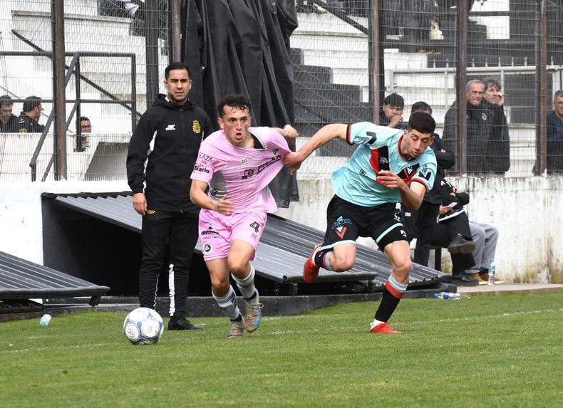 DESPLIEGUE. Guido Isola volvió a la titularidad e hizo un gran partido.&nbsp;