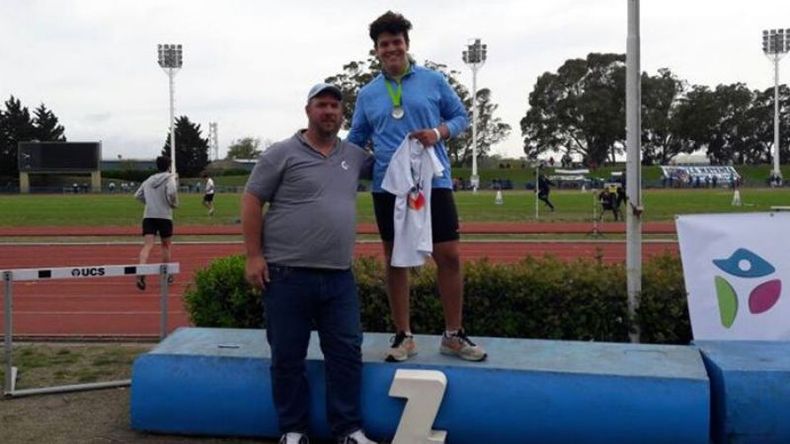 PLATA. Gaspar Álvarez, junto a Pablo Chionetti, fue subcampeón en Lanzamiento de Bala..
