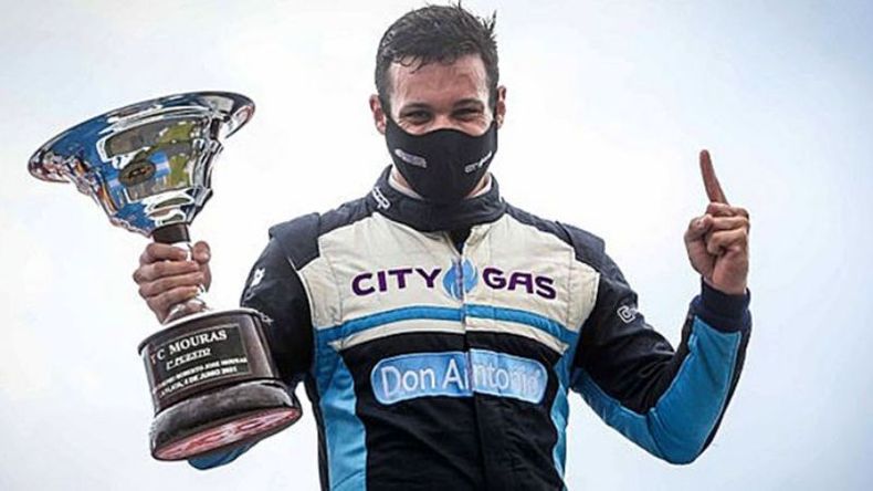 FELICIDAD. Azar disfruta del podio con el trofeo de ganador. (Foto: Damián Barischpolski)..