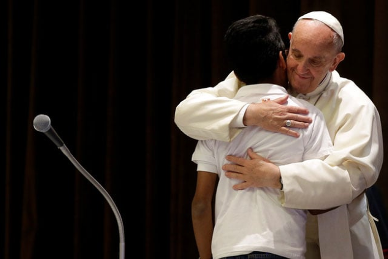 El abrazo a los descartados. (laverdadnoticias.com)..png
