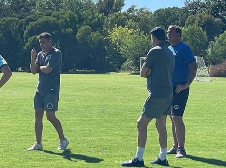 Gabriel Torres y sus ayudantes, previo al amistoso contra Merlo.
