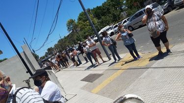 INHUMANO. La fila en el Provincia, compartida por un usuario de Twiter..
