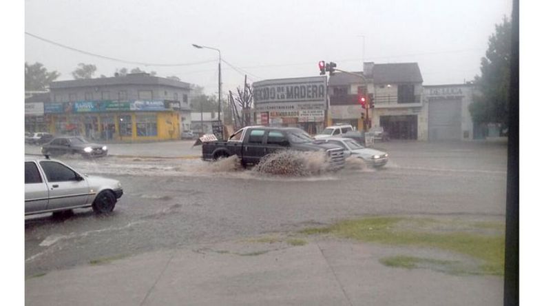 VELOCIDAD. Ruta 8 y Sanguinetti, a minutos de empezar la lluvia. .