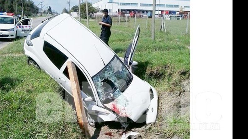 DE PUNTA. El auto, aún dentro del zanjón..