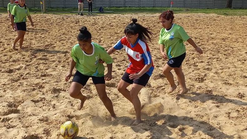 EQUIPO. Las chicas del Fútbol Playa clasificaron por primera vez a Mar del Plata..