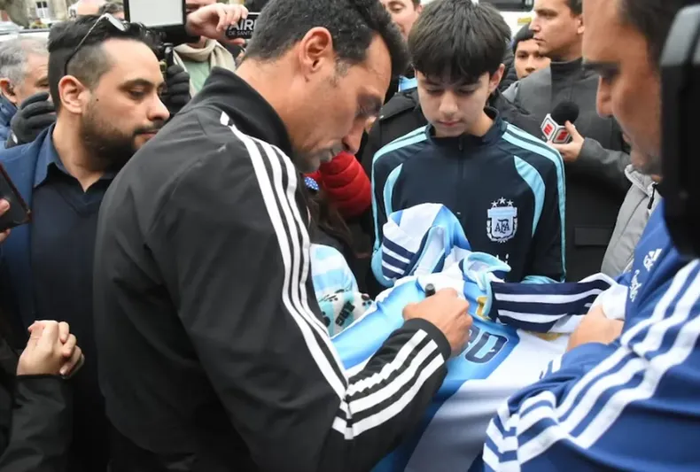 Fotos y autógrafos de Lionel Scaloni por doquier. (diariouno.com.ar).