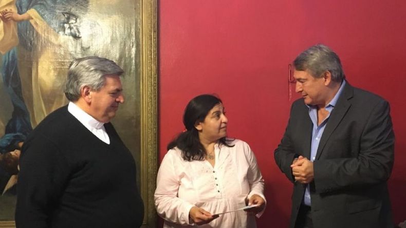 IGLESIA. DOnofrio le entregó un subsidio a la Iglesia para el Hogar San Cayetano. .