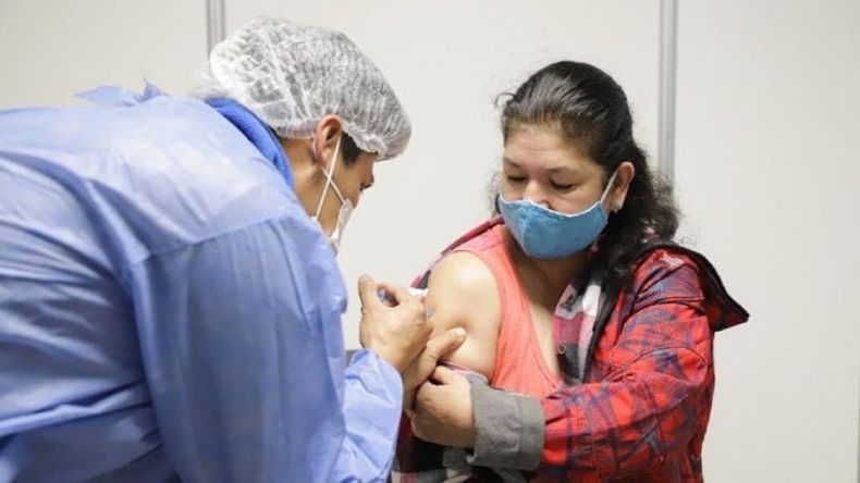 Los mayores de 50 y embarazadas podrán acercarse a los vacunatorios solo con su DNI..
