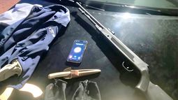 Los elementos incautados en el interior del vehículo utilizado por los delincuentes.