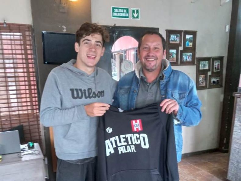 Franco Colapinto junto al tesorero de Atlético Pilar.