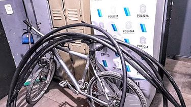 EN BICI. Parte de los cables que el detenido había alcanzado a sustraer.