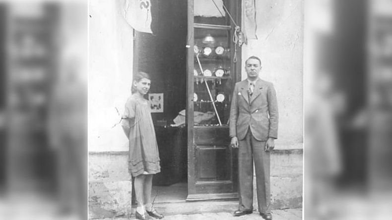 AÑO 1936. Adonis Cormery en la puerta de su primer local, junto a su prima Margarita Cángaro..