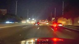 Hace meses que Gral. Paz, entre Panamericana y Lugones, está a oscuras. @AuSol_AR piensan repararlas algún día o nos tendremos que acostumbrar a transitarla a oscuras? Edu Menna / @holy_joe.