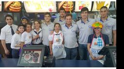 SOLIDARIOS. Los jugadores de Pilar Voley estuvieron en el local de Del Viso..