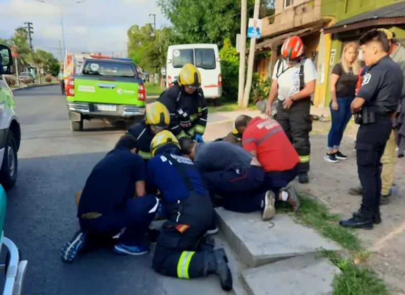DESESPERACIÓN. Bomberos intentaron salvar al motociclista, pero falleció en el lugar.