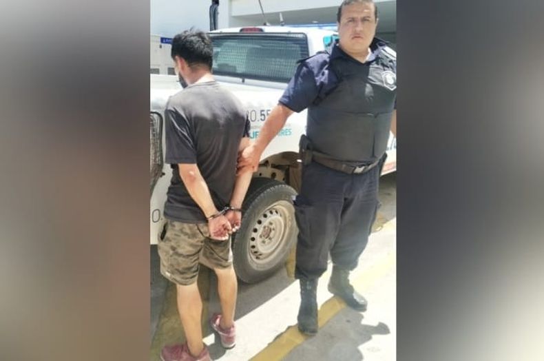 El comerciante atrapó al ladrón mientras ofrecía los teléfonos que le robó días atrás.