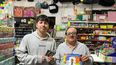 HISTÓRICO. Alfredo Ventura, en su local de la calle Tomás Márquez, con el álbum del Mundial. HISTÓRICO. Alfredo Ventura, en su local de la calle Tomás Márquez, con el álbum del Mundial.