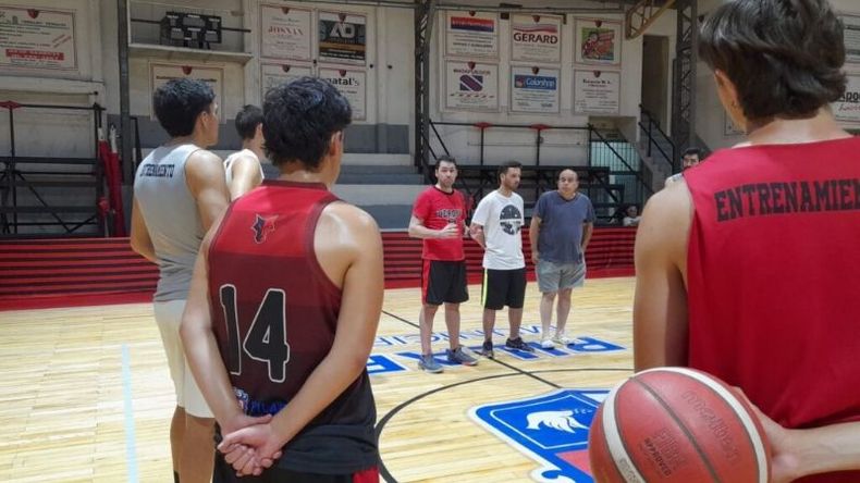 CHARLA. Lisandro Salles, DT de Derqui, habla con los jugadores..