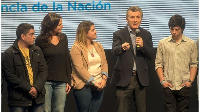 Macri con Barbato y otros jóvenes, ayer, en Tecnópolis..