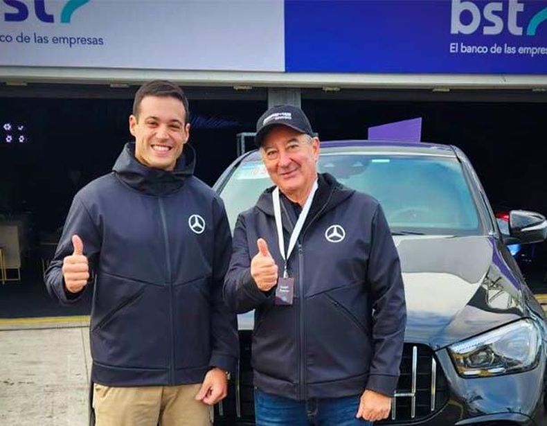 EMBAJADOR. Diego Azar y Darío Herrera, en la presentación de Mercedes, en el autódromo de Buenos Aires.