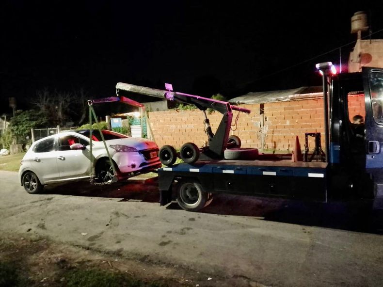 GRÚA. La policía detuvo a los delincuentes y recuperó el Peugeot robado.