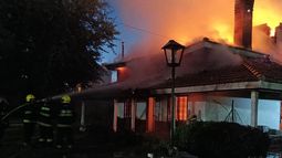 Bomberos de Del Viso combatieron las llamas en De Vicenzo. Bomberos de Del Viso combatieron las llamas en De Vicenzo.