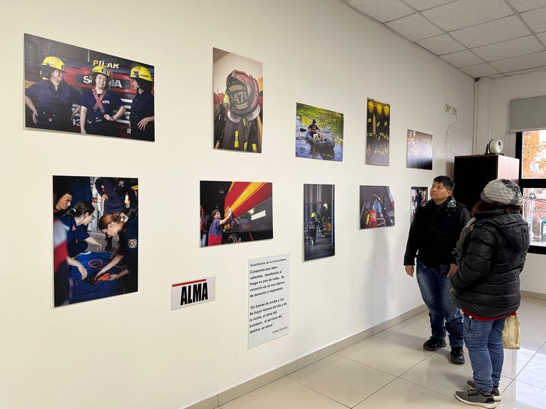 La muestra de Vero Carro sobre los bomberos ya se exhibió en el Cuartel y ahora se muda al CCF.
