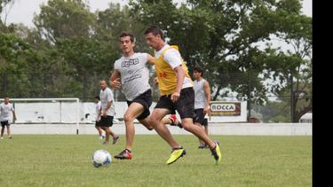 González escapa de Martínez en la práctica de ayer. Los titulares ganaron 1-0..