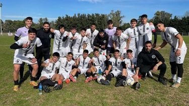 FELICIDAD. Los chicos de la Tercera del Monarca festejan otro triunfo en casa.