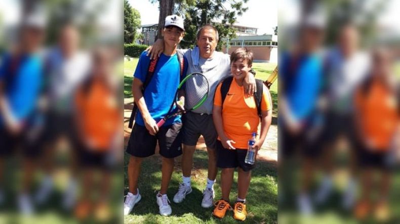 VICTORIA. Kevin Ramírez y Alejo Colman junto al profe Luis Aguirre..