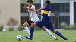 PILARENSES. Simón (foto) tuvo presencia en el medio campeo de River. Camargo fue solidez en la defensa..