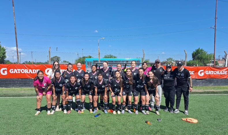 PLANTEL. Las Reinas ganaron en la cancha de Liniers y tienen su lugar asegurado en el Reducido por un ascenso a la B.