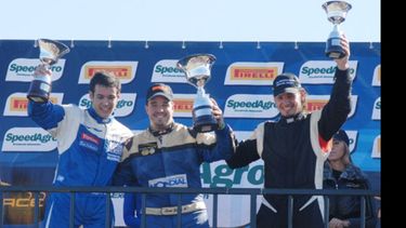 Diego Azar (izq.) volvió al podio del Top Race Series, luego de dos fechas..