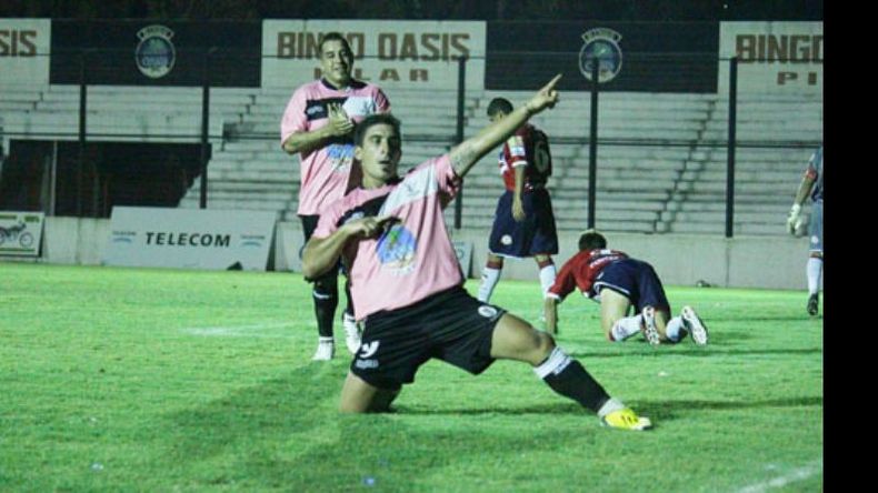 Lionel Fonzalida festeja su gol ante Talleres el 16 de febrero pasado, en la victoria 1-0 de Fénix por la 23ª fecha del torneo. Con ese triunfo, quedaba primero en el campeonato, aunque tenía que esperar a ver qué pasaba con UAI Urquiza, que jugaba en la semana.	.