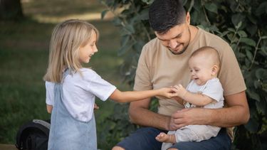 Padres que abrazan el tiempo: la revolución silenciosa de los millennials Padres que abrazan el tiempo: la revolución silenciosa de los millennials