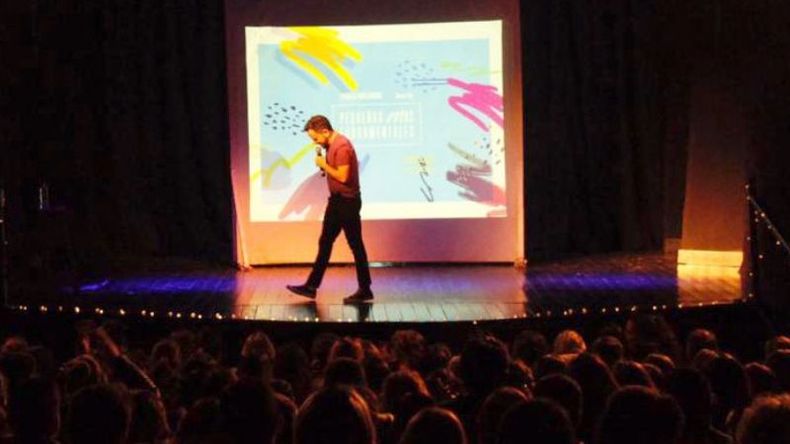 El dueño del strike. Al momento de ganar, Sebastián Wainraich no tiene piedad, o al menos eso parece. Es que el conductor de Metro y Medio fue a jugar al bowling a Brasov, del kilómetro 49,500 de Panamericana, junto a sus padres e hijos pero ni a ellos los perdonó. Eso reflejó en su cuenta de Instagram (@sebawainraich) en la que les contó a sus casi 250 mil seguidores cómo los vapuleó. “Les gané a mis viejos y a mis hijos al bowling. Sin culpa y sin remordimiento. In your face, psicoanalista”, escribió. La honestidad antes que todo..