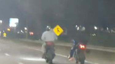 PELIGRO. Uno de los motociclistas va sentado de costado.&nbsp;