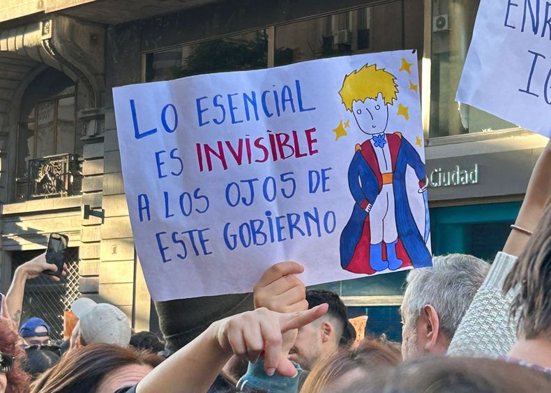 Carteles. Uno de los tantos letreros que la cámara de pilaradiario captó durante la marcha en defensa de las universidades.