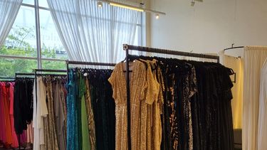Donatella cuenta con más de 10 mil vestidos en stock. &nbsp;