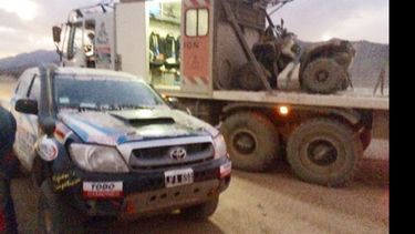 LO BARRIERON. La Toyota de Naivirt junto al camión escoba, en la noche jujeña..