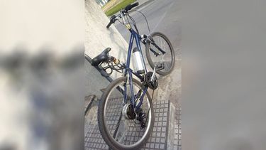 DISTINTA. La bicicleta eléctrica robada ofrecida en un grupo de venta de Facebook..