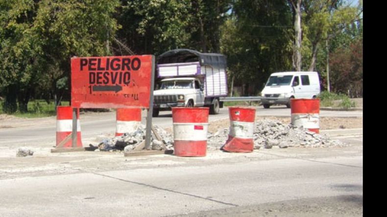 PELIGRO. La construcción de la rotonda trajo inconvenientes..