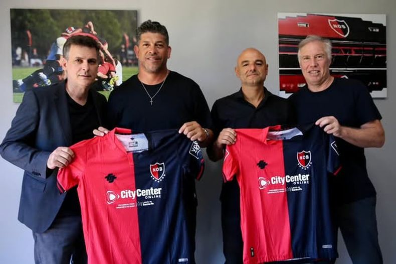 La dupla de PIlar con el presidente Boero y el director deportivo Roberto Sensini.