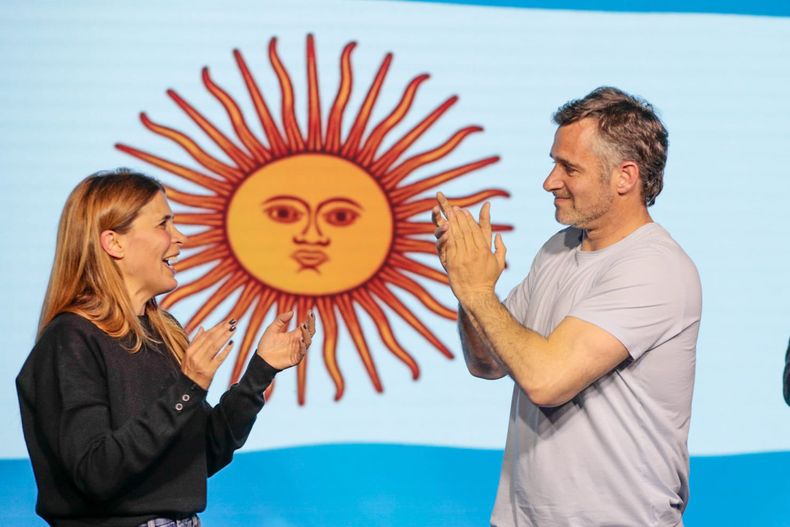 SOL. Peralta y Achával sobre el escenario donde celebraron el contundente triunfo.