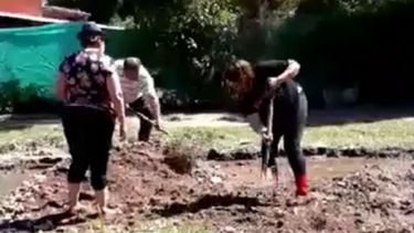 MANOS A LA OBRA. Vecinas de la calle Pampa tapando los pozos..