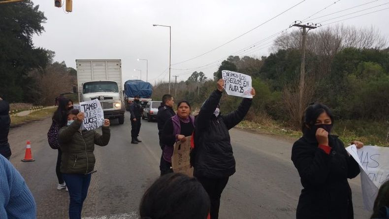 Vecinos cortaron un carril de la ruta 25..