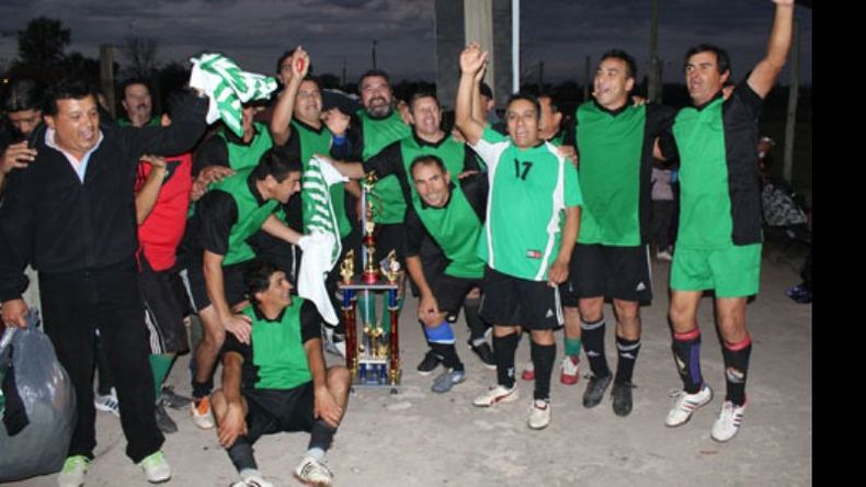 PENTACAMPEÓN. Los muchachos de Los Verdes festejan una nueva consagración, la 2ª consecutiva..