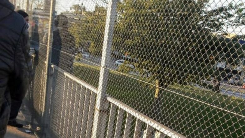 TENSIÓN. El hombre, de 45 años, ya había atravesado el alambrado de protección. .
