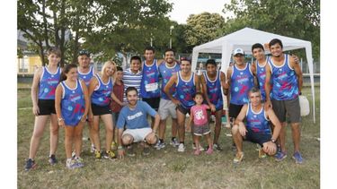 MISIÓN. Los organizadores del Manzanares Running posan con la felicidad de la tarea cumplida..